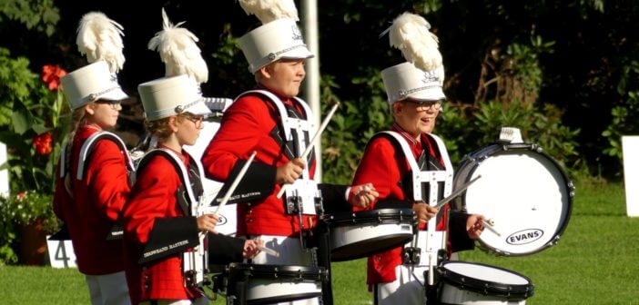 Magische Show in bunten Uniformen