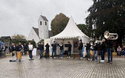 OMS-Brassband begeistert bei Hochzeit und Herbstmarkt
